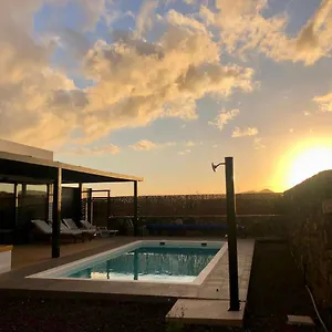 https://casa-las-lajas.in-canary-islands.com